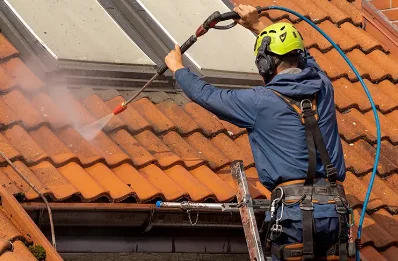 Démoussage et hydrofuge de toiture à Créances